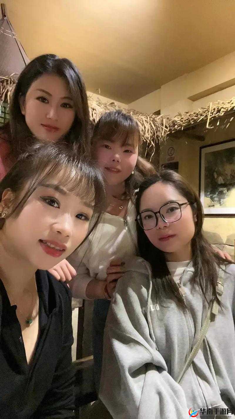 双飞探花:一老一少老阿姨带闺蜜一起服务