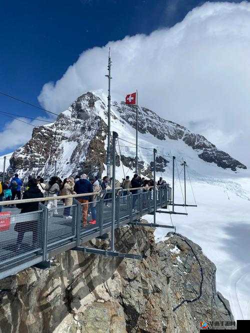 女子登山双手攀上两团少女峰：这是大自然的馈赠吗？