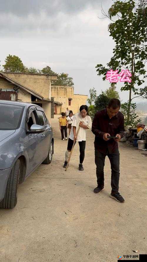 老婆运动接听老公电话,别样温馨场景