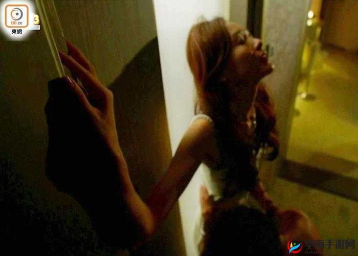 床震加喘息声：激情的夜晚