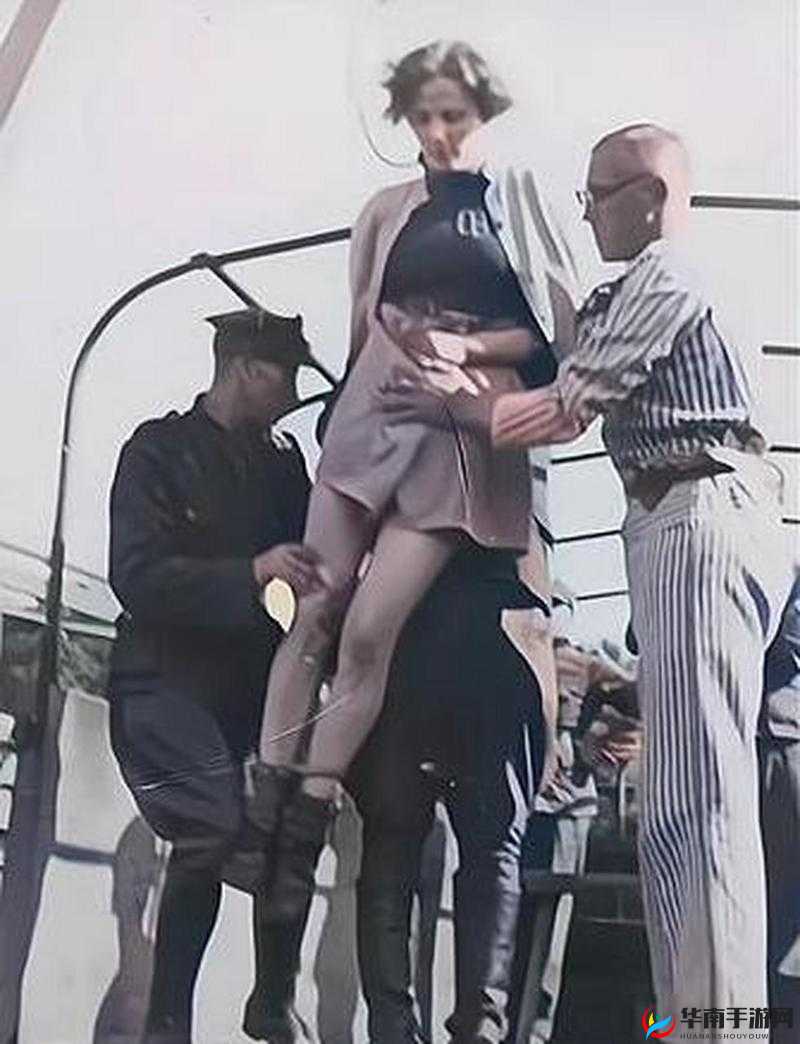 手脚绑刷子刷尿孔：奇特行为引发关注