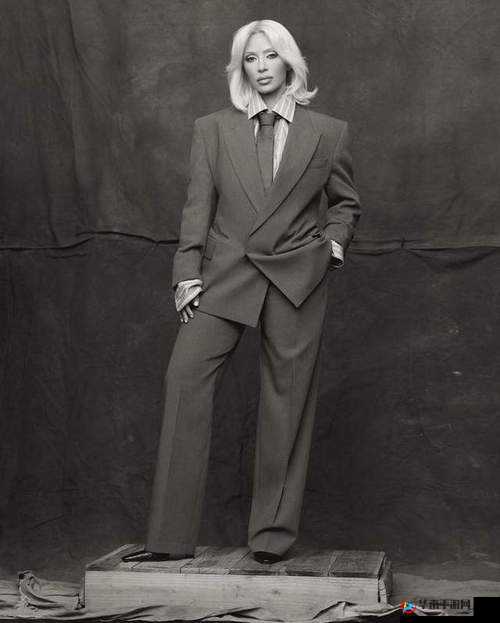 欧美致敬很多经典的黑白 MV：永恒的影像魅力