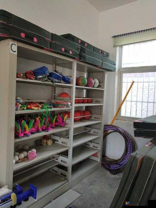 下课后的体育器材室：物品整理进行时