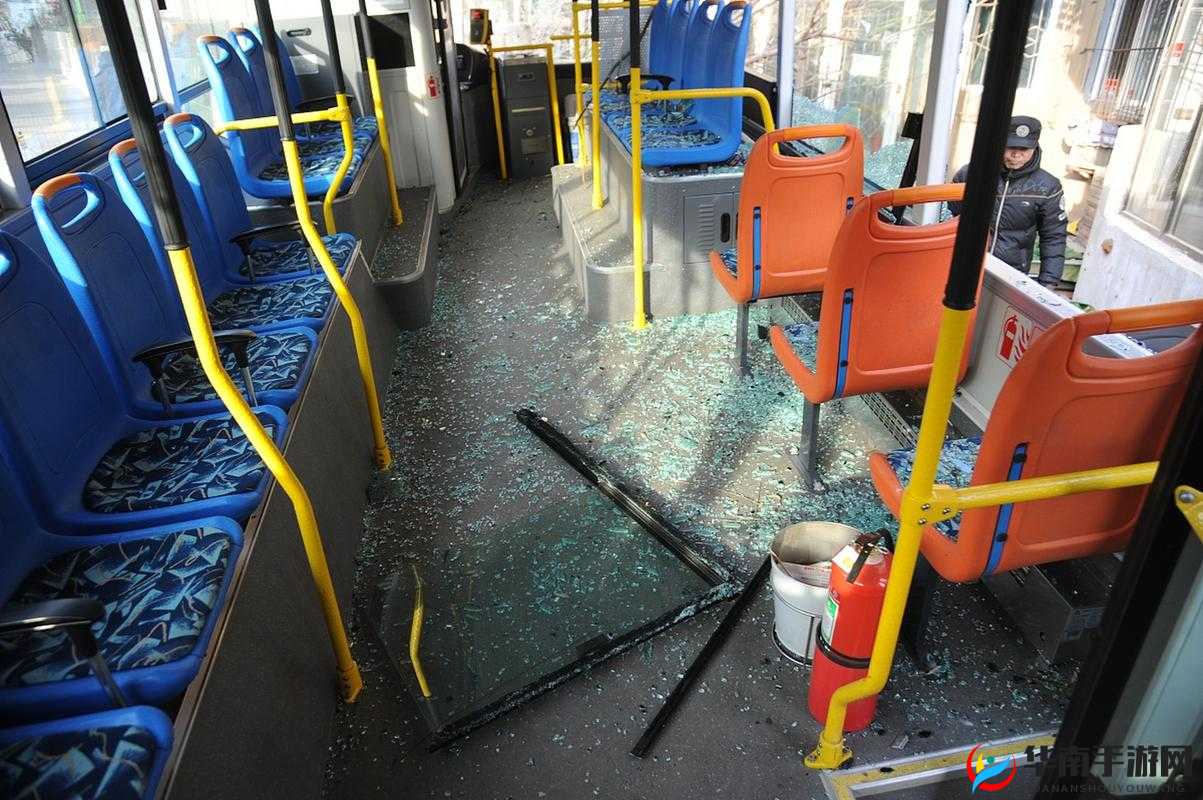 在公交车上被撞八次高引发关注