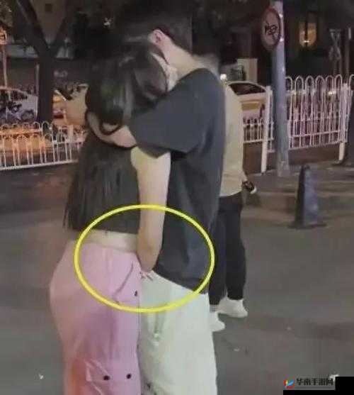 一男一女行为不雅：女子开腿露出臀部