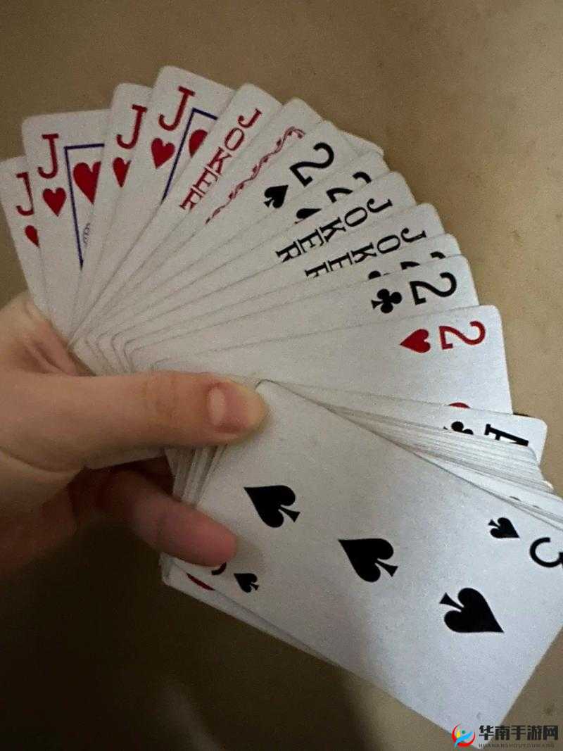 打扑克牌图片真实：有趣的牌局瞬间