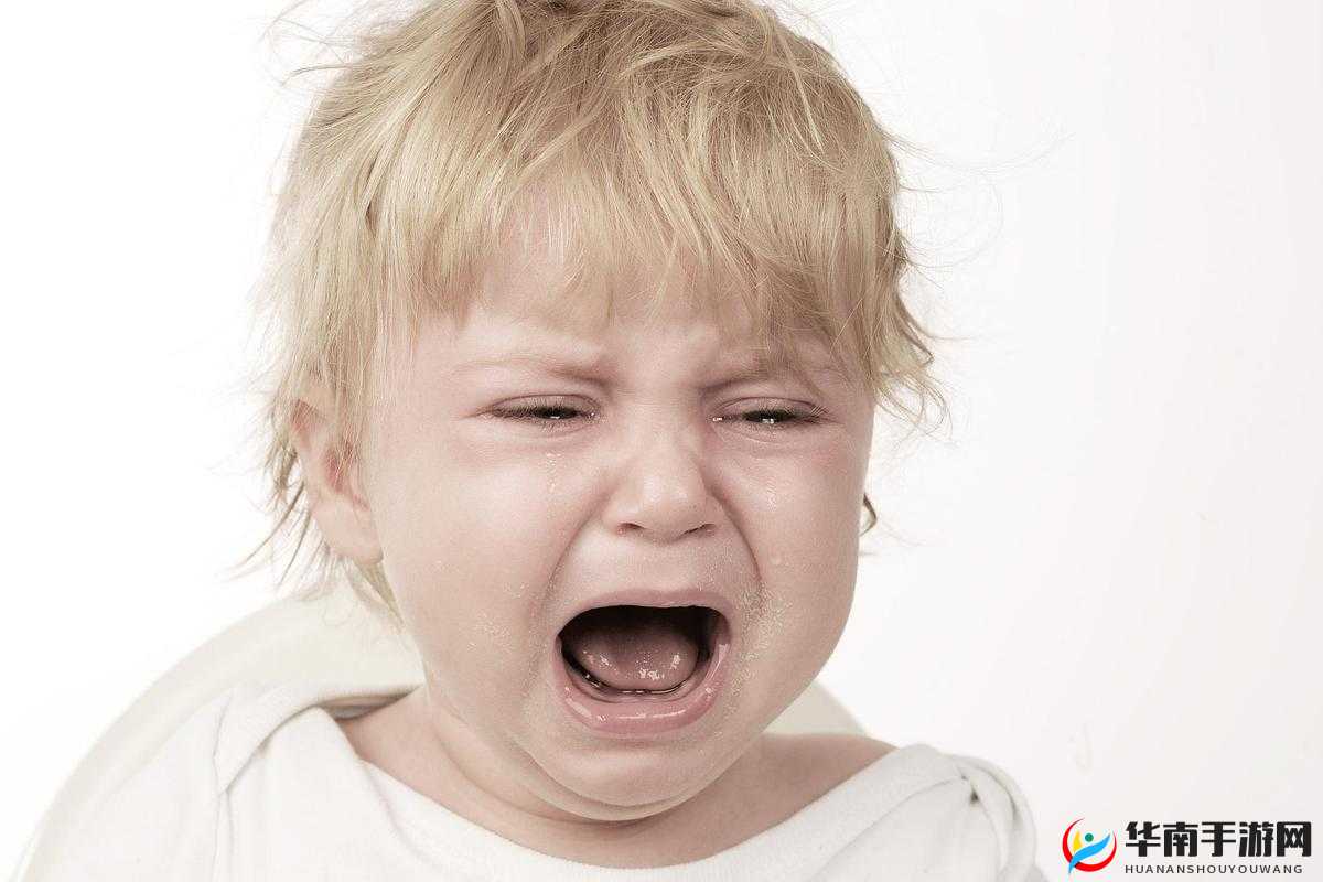 宝宝哭时爱把手放嘴里的情况