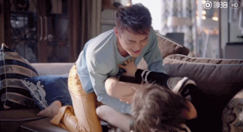 两个小婕子和我做愛 HD：姐妹花与我的激情时刻