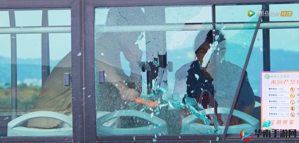 张警官吕总撞玻璃：惊险瞬间