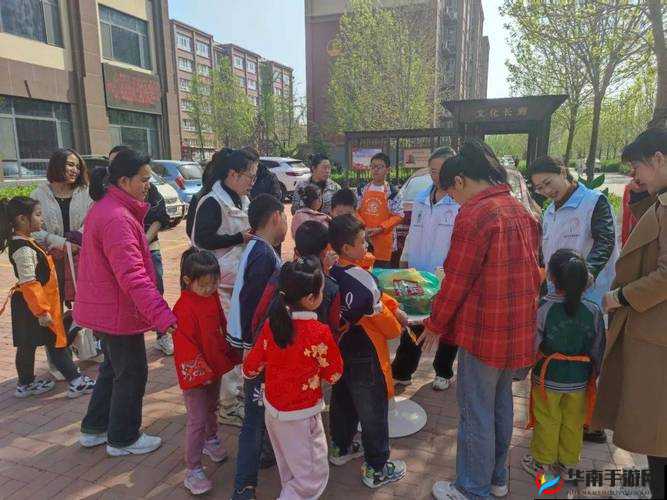 社区活动-她开始慢迎迎合小心孩子的温馨瞬间