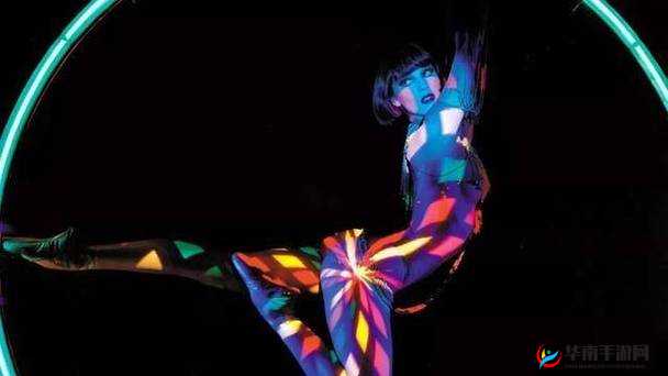 lisa 全身只剩 1 条珍珠腰链图片：时尚魅力展现