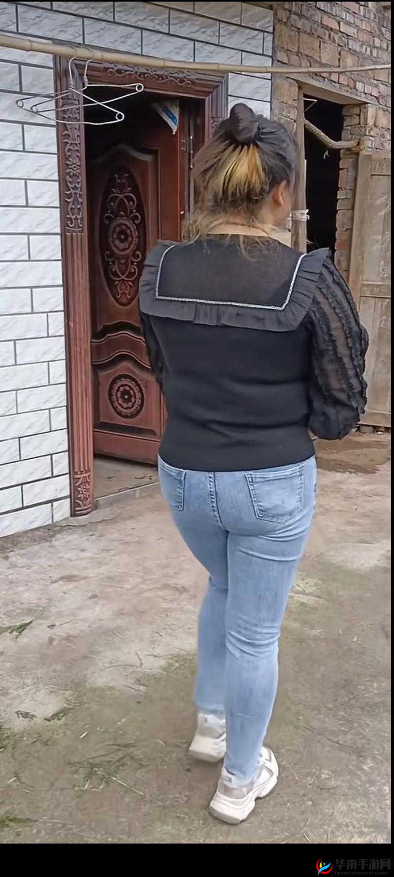 安徽妇女用力搡揉孩子屁股