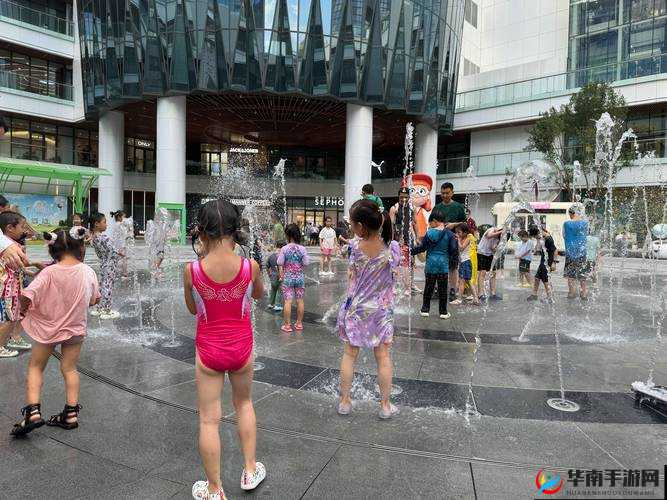 美丽少女喷泉嬉戏：大自然的奇妙景观