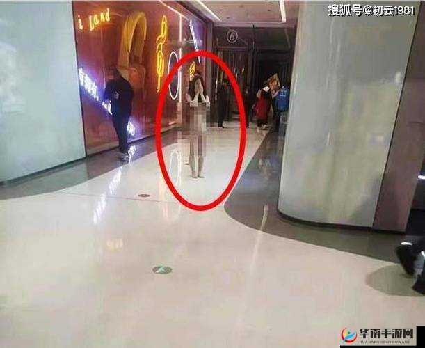 女子商场遭偷拍:裙底春光被一览无遗