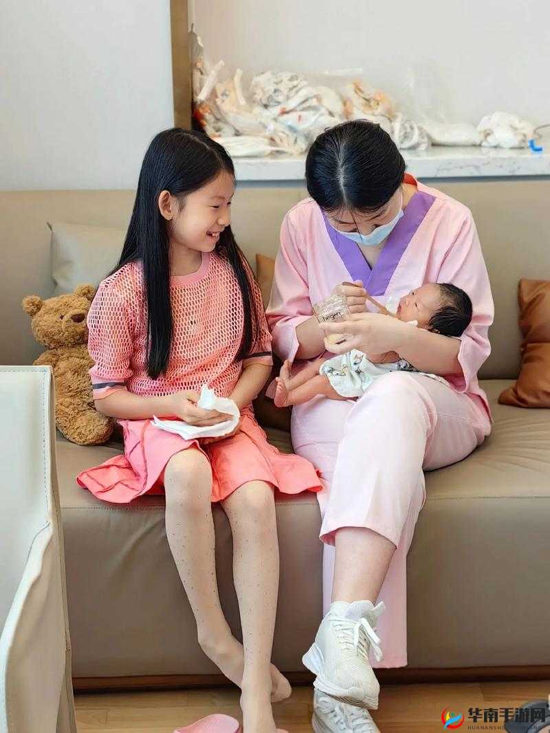 小孩喂姐姐吃困吧：温馨有爱画面