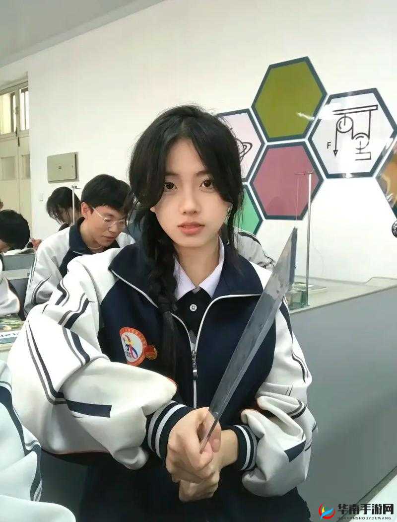 13 名女学生的青涩成长故事