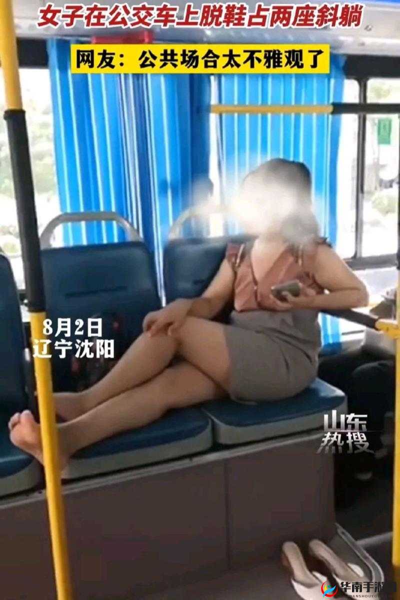 公交车里的疯狂：女被狂亲