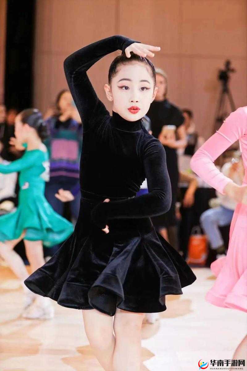 拉丁舞女生帮男生处理反应：别样互动