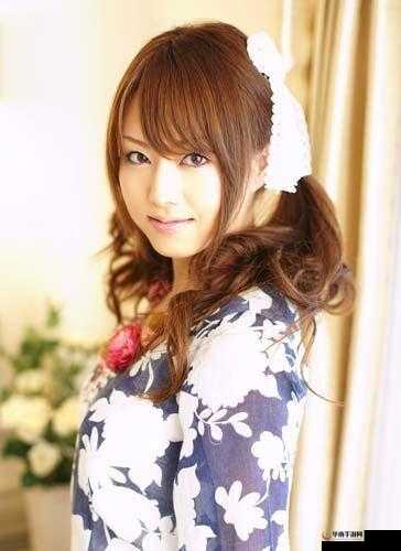 日本艺人吉泽明步：从 AV 女优到时尚偶像