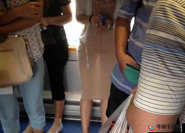 公交车上最后一排的爱：青春的心动瞬间