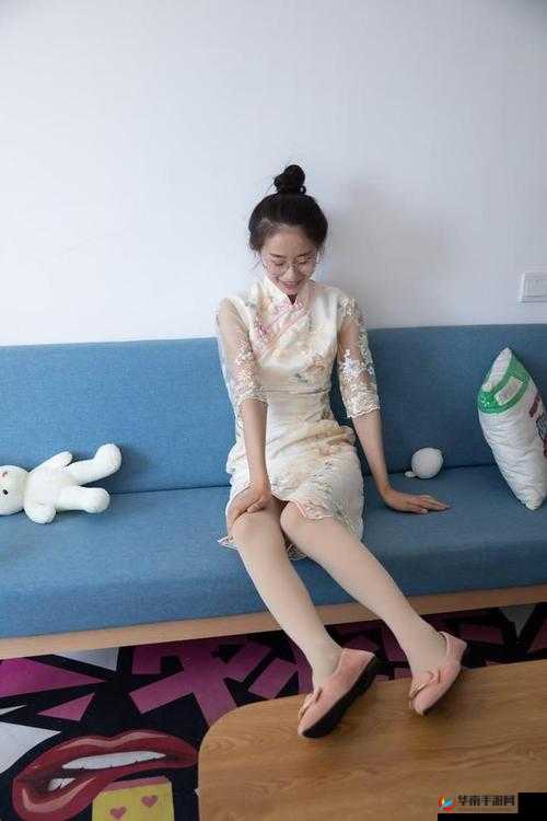 极品网红萌白酱金丝旗袍:绝美风采展现