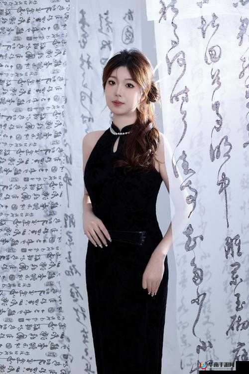 叉腿掰阴大胆艺术照:极致之美