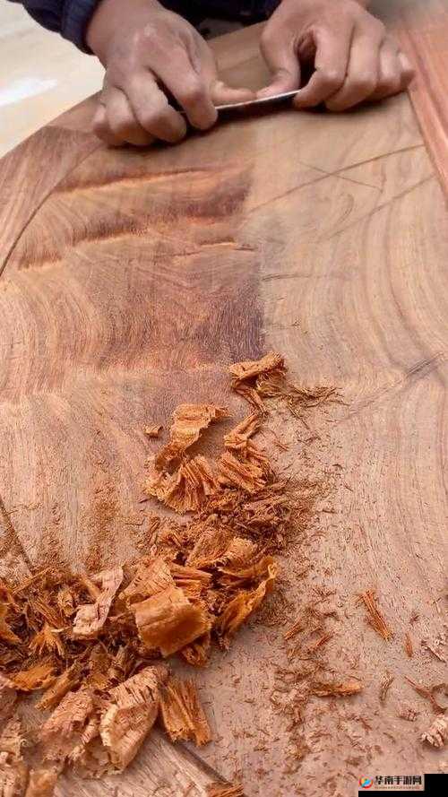 檀木板下的翘红痕SP：一段被时光掩埋的神秘往事