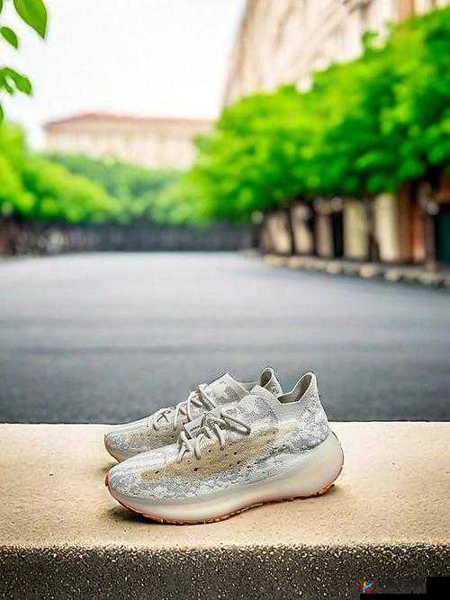 YEEZY380 蜜桃粉满天：时尚潮流必备的魅力鞋款