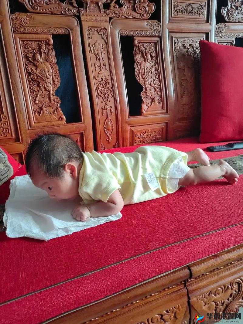 宝宝把腿抬起来靠墙上：幼儿有趣姿势引发的思考