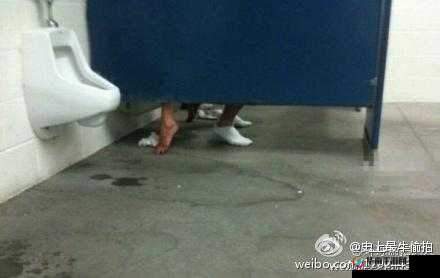 国产盗摄中沟厕白嫩大屁股的惊人场景