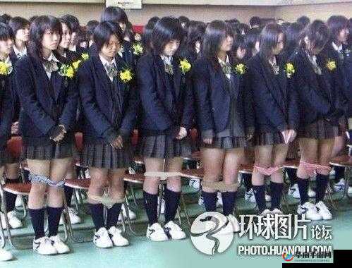 美女脱内裤让男生尿口：如此私密的行为引发的争议