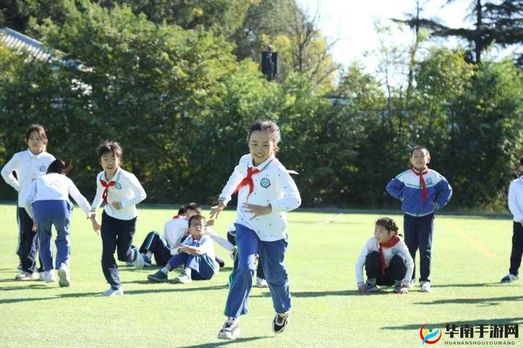 一堂别样的体育教育课:体育老师抱着学生完成教学