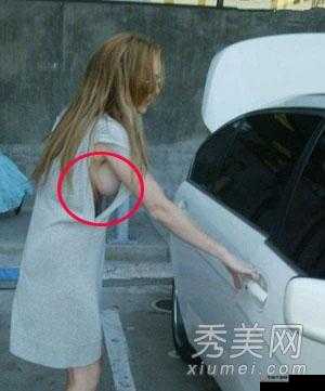 ：美女的咪咪不慎走光，春光乍泄引众人围观