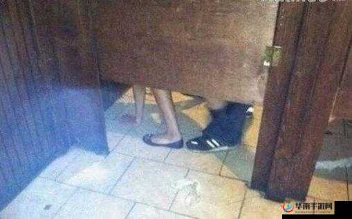 震惊这对情侣竟在厕所做出这种事