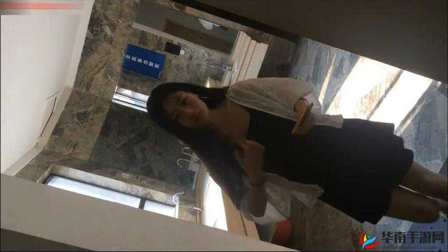 靓女偷窥女厕中浓密毛发这一奇特景象