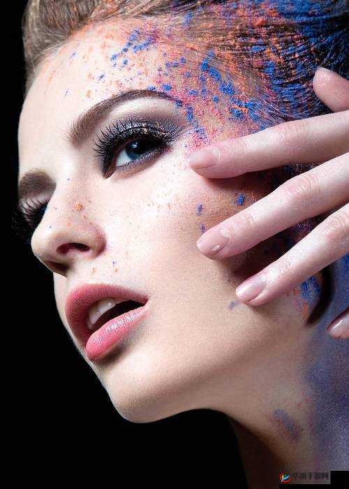 体验美女化妆乐趣，打造个性妆容