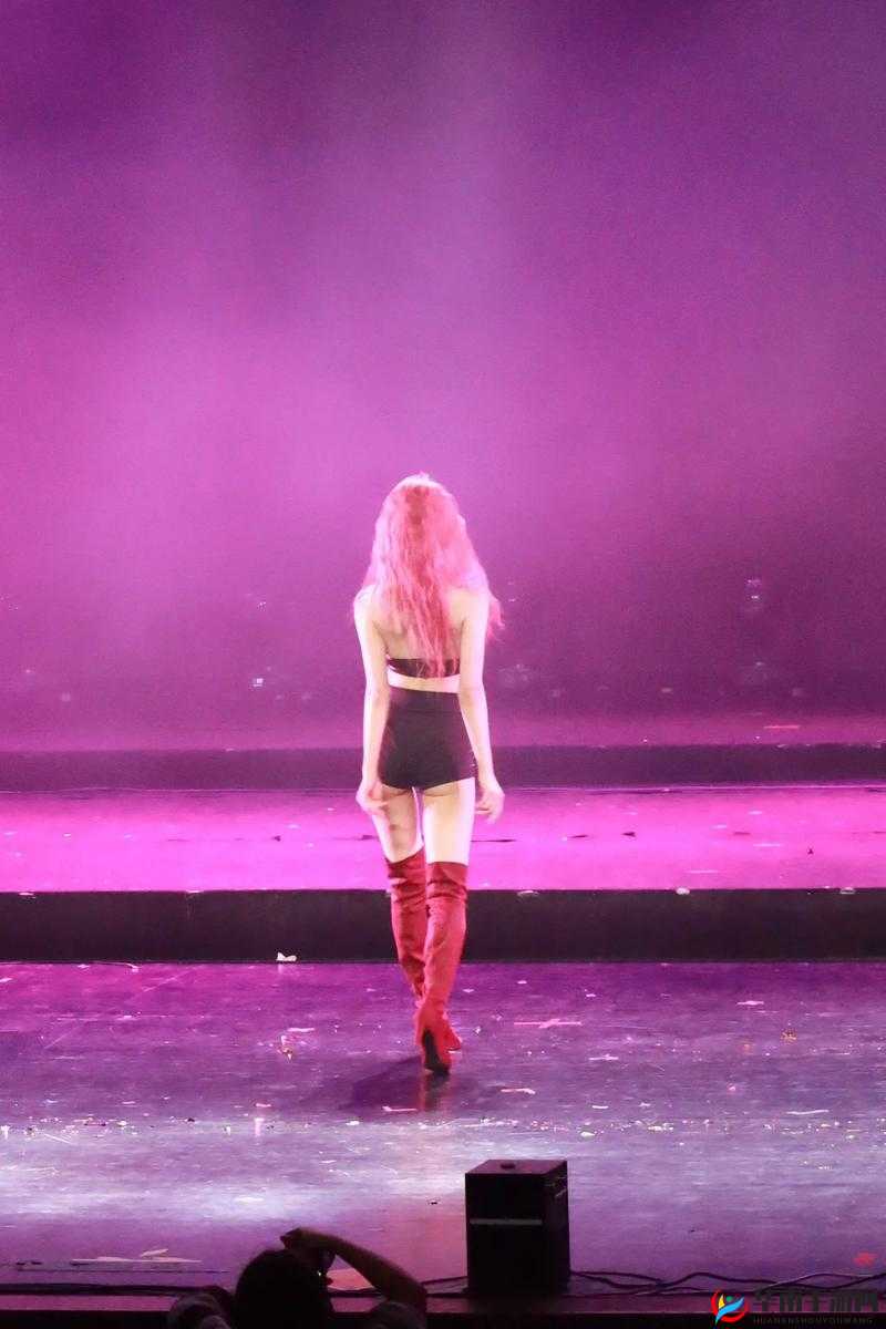 19 岁才华横溢的白人女 rapper 闪耀舞台风采