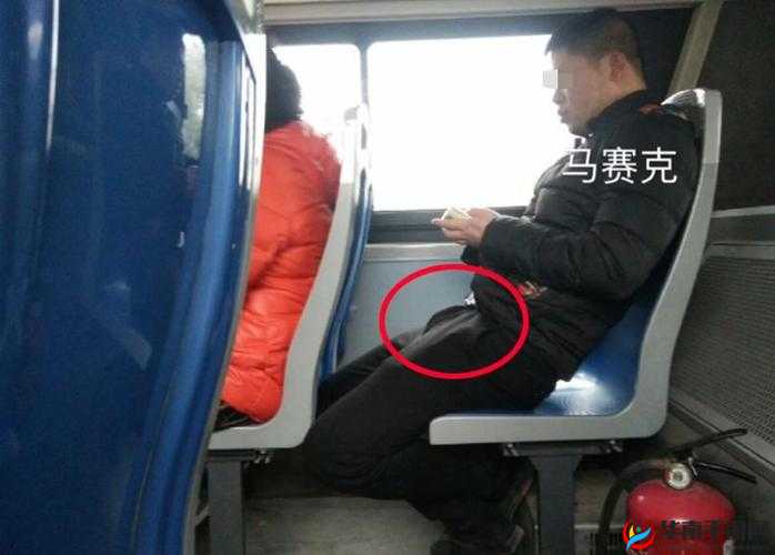 公交车上的惊人一幕：男子突然闯入
