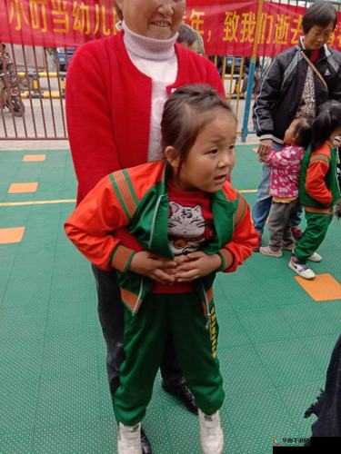 小女孩与小男孩小叮当游戏：别样的趣味体验