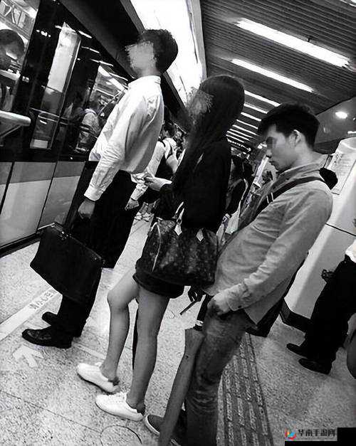 公交车上：女性裙底风光被掀起，究竟是意外还是故意？