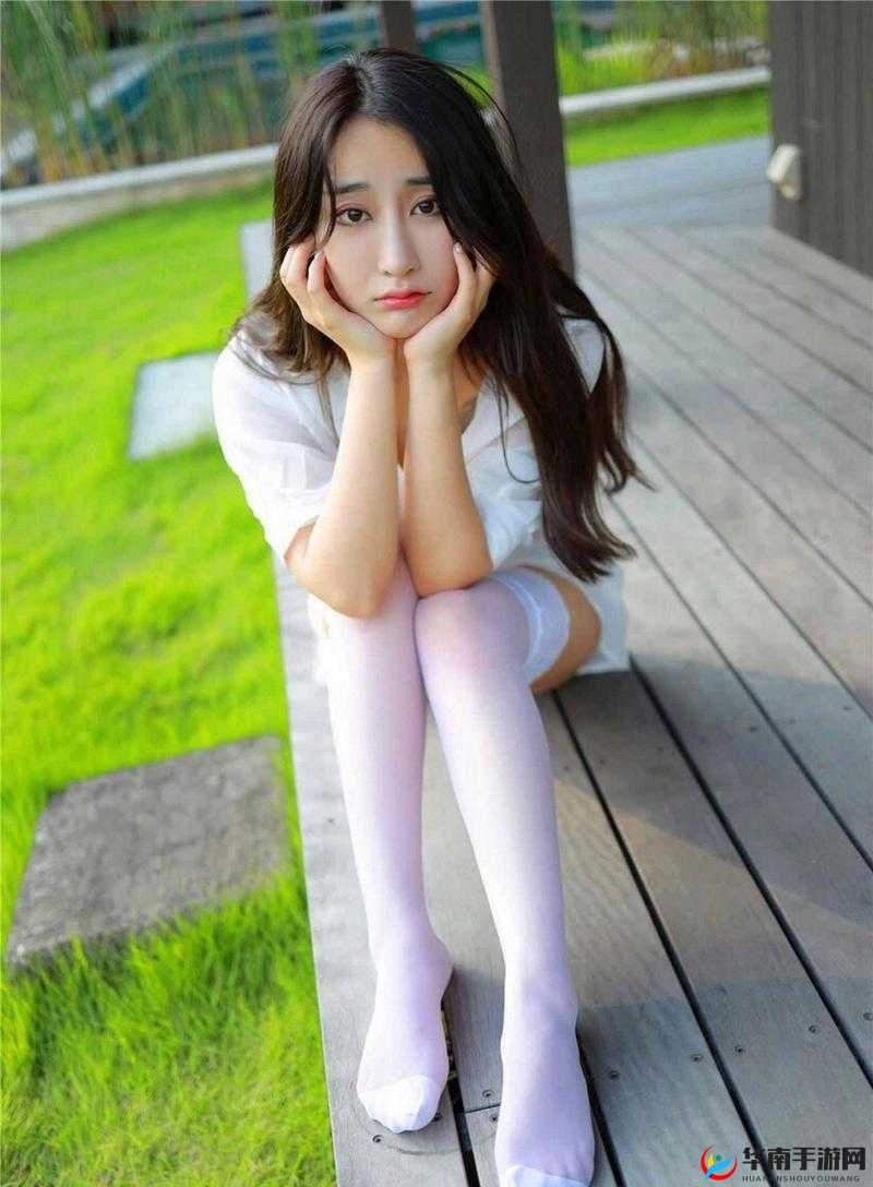 白丝校花美腿甜美：扒开那令人心动的画面