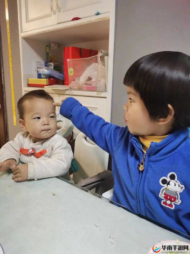 ：一小孩半夜给姐姐投喂坤吧