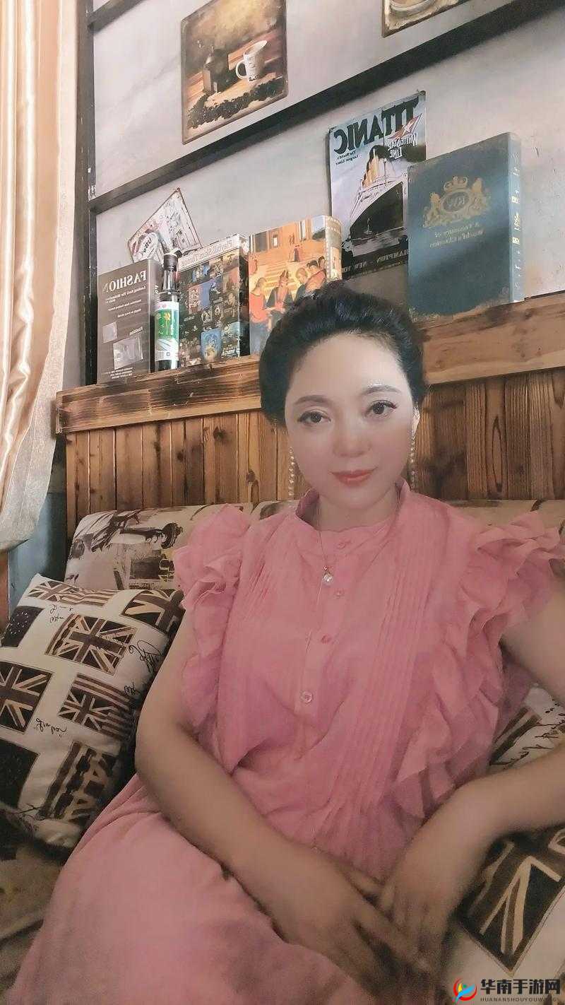 端庄熟妇无奈沦为众人把玩之物