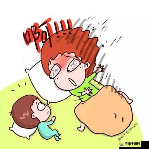 年轻夫妻把小孩哄睡后开监控：为守护孩子成长的温馨之举