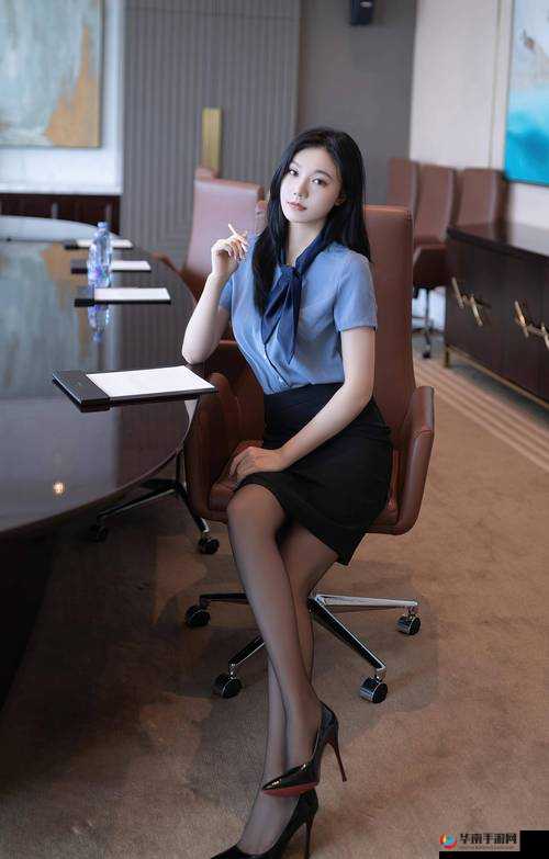 美女坐姿豪放，引人遐想