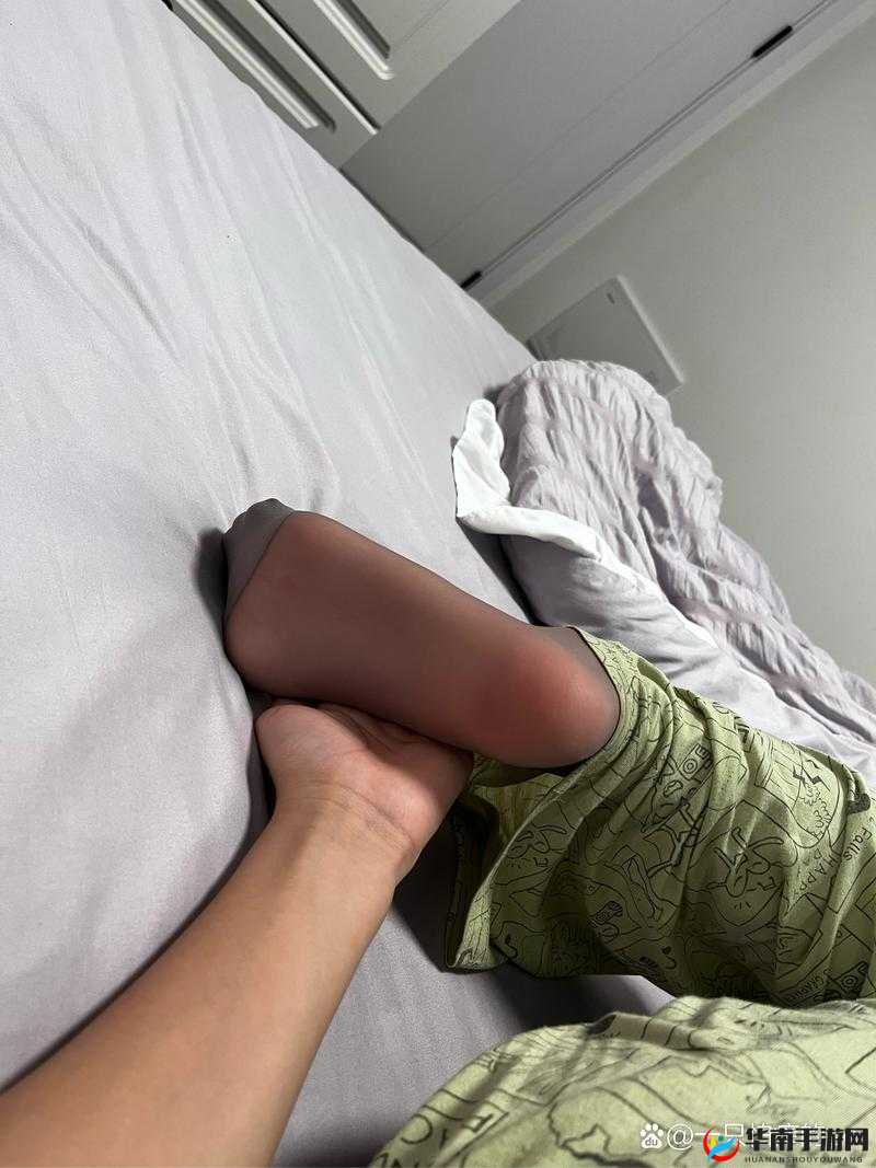 被固定手脚的痒女生脚心所引发的奇妙体验