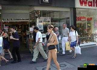 极具争议性的三级裸女游街艺术精品引发广泛关注与讨论