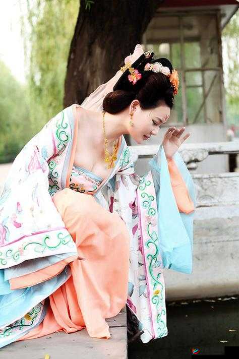 第 1 章：三美妇云雨，香艳无边