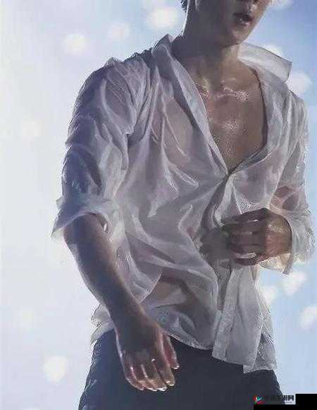 白花花的身上汗津津满是汗液的模样引人遐思