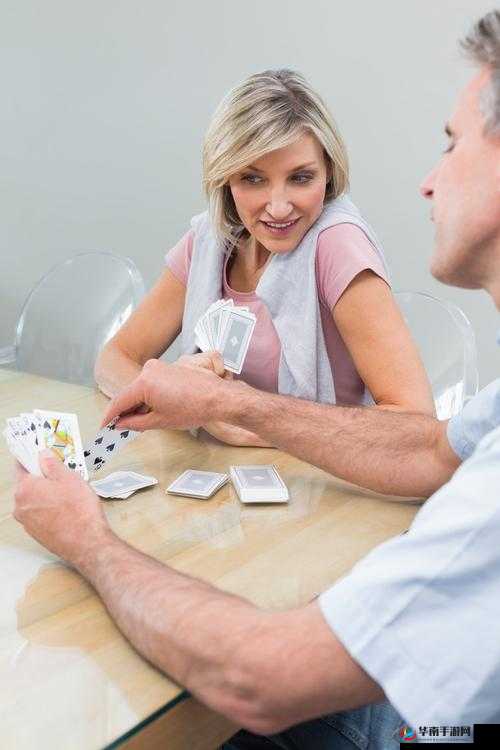男生女生在轻松氛围中欢乐打扑克的情景